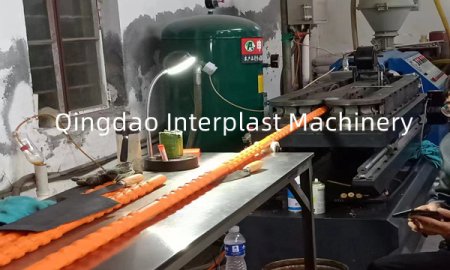 Plastic heterotype bubble corrugated pipe machine